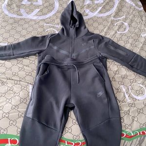 🚨NIKE TECH FLEECE (BRAND NEW CONDITION)🚨